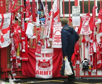 NOTTINGHAM, ENGLAND - SEPTEMBER 22:  A fan pays his respect to the late Brian Clough who died on September 20 at The City Ground on September 22, 2004 in Nottingham, England.  (Photo by Laurence Griffiths/Getty Images)