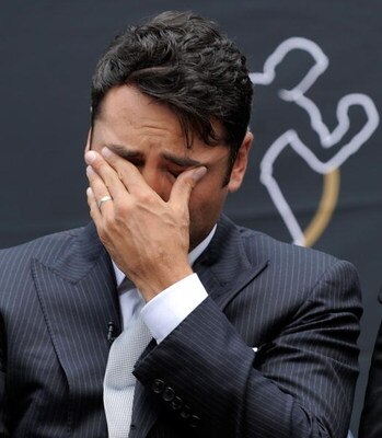 LOS ANGELES, CA - APRIL 14:  Boxer Oscar De La Hoya reacts after announcing his retirement from boxing on April 14, 2009 at Staples Center in Los Angeles, California.  (Photo by Kevork Djansezian/Getty Images)