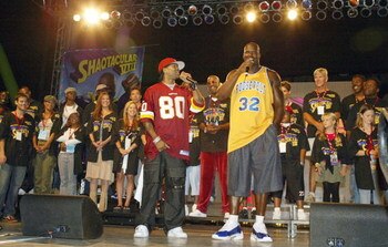 SANTA MONICA, CA - SEPTEMBER 20:  Lakers superstar Shaquille O'Neal who teamed up with Athletes and Entertainers for Kids for 'Shaqtacular VIII' benefiting youth mentoring programs throughout the state, on stage with rapper Method Man during the event hel