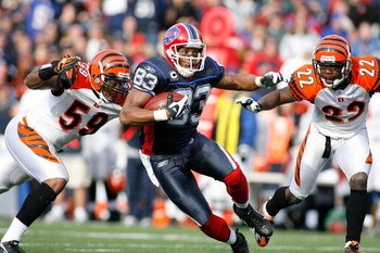ORCHARD PARK, NY - NOVEMBER 04:  Lee Evans #83 of the Buffalo Bills runs between Landon Johnson #59 and Johnathan Joeseph #22 of the Cincinnati Bengals on November 4, 2007 at Ralph Wilson Stadium in Orchard Park, New York.  (Photo by Rick Stewart/Getty Im