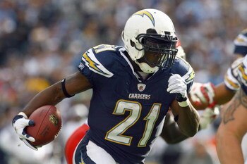 SAN DIEGO - NOVEMBER 9:  LaDainian Tomlinson #21 of the San Diego Chargers carries the ball during the game against the Kansas City Chiefs at Qualcomm Stadium on November 9, 2008 in San Diego, California. (Photo by: Jeff Gross/Getty Images)
