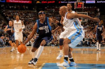 DENVER - MAY 05:  Jason Terry #31 of the Dallas Mavericks drives against Chauncey Billups #7 of the Denver Nuggets in Game Two of the Western Conference Semifinals during the 2009 NBA Playoffs at Pepsi Center on May 5, 2009 in Denver, Colorado. NOTE TO US