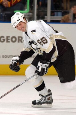 ATLANTA - NOVEMBER 9: Mario Lemieux #66 of the Pittsburgh Penguins skates against the Atlanta Thrashers on November 9, 2005 at Philips Arena in Atlanta, Georgia. The Thrashers won the game 5-0. (Photo by Scott Cunningham/Getty Images) 