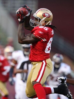 SAN FRANCISCO - AUGUST 14:  Tight End Vernon Davis #85 of the San Francisco 49ers makes a reception against the Denver Broncos during the preseason game on August 14, 2009 at Candlestick Park in San Francisco, California. (Photo by Jed Jacobsohn/Getty Ima