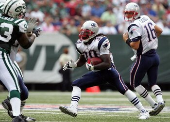 EAST RUTHERFORD, NJ - SEPTEMBER 14:  Laurence Maroney #39 of the New England Patriots runs the ball against the New York Jets after a hand off from teammate Matt Cassel #16 on September 14, 2008 at Giants Stadium in East Rutherford, New Jersey.  (Photo by