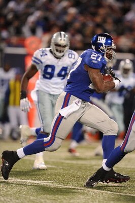 EAST RUTHERFORD, NJ - NOVEMBER 02:  Brandon Jacobs #27 of the New York Giants runs the ball against the Dallas Cowboys during their game on November 2, 2008 at Giants Stadium in East Rutherford, New Jersey.  (Photo by Al Bello/Getty Images)