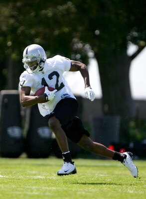 ALAMEDA, CA - MAY 08:  Darrius Heyward-Bey #12 of the Oakland Raiders runs drills during the Raiders minicamp at the team's permanent training facility on May 8, 2009 in Alameda, California.  (Photo by Ezra Shaw/Getty Images)