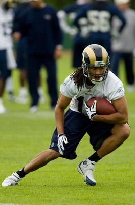 EARTH CITY, MO - MAY 2: Laurent Robinson #11 of the St. Louis Rams catches a pass during a mini camp on May 2, 2009 at the Russell Training Center in Earth City, Missouri.  (Dilip Vishwanat/Getty Images)