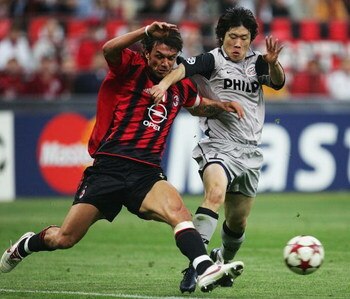 MILAN, ITALY - APRIL 26:  Ji-Sung Park of PSV battles with Paolo Maldini of AC Milan during the UEFA Champions League Semi Final First Leg match between AC Milan and PSV Eindhoven at The San Siro on April 26, 2005 in Milan, Italy.  (Photo by Laurence Grif