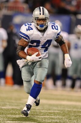 EAST RUTHERFORD, NJ - NOVEMBER 02:  Marion Barber #24 of the Dallas Cowboys runs the ball against The New York Giants during their game on November 2, 2008 at Giants Stadium in East Rutherford, New Jersey.  (Photo by Al Bello/Getty Images)