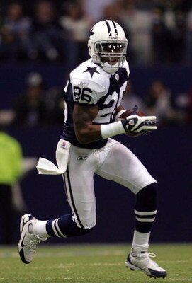IRVING, TX - NOVEMBER 29:  Safety Ken Hamlin #26 of the Dallas Cowboys runs after making a pass interception against the Green Bay Packers in the first quarter at Texas Stadium on November 29, 2007 in Irving, Texas  (Photo by Ronald Martinez/Getty Images)