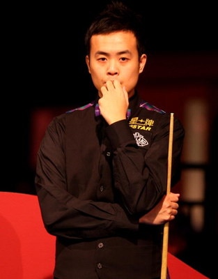 LONDON - JANUARY 13:  Marco Fu from Hong Kong thinks about his next shot during his match against John Higgins of Scotland in the Masters Snooker at Wembley Conference Centre on January 13, 2009 in London, England.  (Photo by Phil Cole/Getty Images)