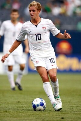 CHICAGO - JULY 23:  Stuart Holden #10 of the USA moves the ball against Honduras during their CONCACAF Cup Semifinal match at Soldier Field on July 23, 2009 in Chicago, Illinois.  (Photo by Brian Kersey/Getty Images)