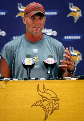 EDEN PRAIRIE, MN - AUGUST 18: Brett Favre talks with the media after his first practice with the Minnesota Vikings on August 18, 2009 at Winter Park in Eden Prairie, Minnesota.  (Photo by Scott A. Schneider/Getty Images)