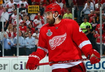 DETROIT - JUNE 12:  Henrik Zetterberg #40 of the Detroit Red Wings warms up before playing against the Pittsburgh Penguins in Game Seven of the 2009 NHL Stanley Cup Finals at Joe Louis Arena on June 12, 2009 in Detroit, Michigan.  (Photo by Jim McIsaac/Ge