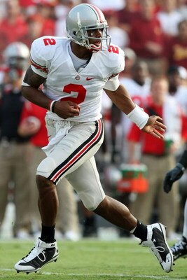 LOS ANGELES, CA - SEPTEMBER 13:  Terrelle Pryor #2 of the Ohio State Buckeyes hands the ball off against the USC Trojans during the college football game at the Los Angeles Memorial Coliseum on September 13, 2008 in Los Angeles, California.  (Photo by Har