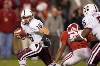 TUSCALOOSA, AL - NOVEMBER 15: Quarterback Tyson Lee #16 of the Mississippi State Bulldogs runs the ball during the game against the Alabama Crimson Tide at Bryant-Denny Stadium on November 15, 2008 in Tuscaloosa, Alabama.  (Photo by Kevin C. Cox/Getty Ima