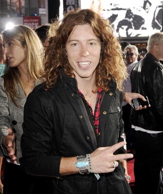 LOS ANGELES, CA - JULY 30:  Pro snowboarder/skateboarder Shaun White arrives at the premiere of ESPN Films and Walt Disney Pictures' 'X Games 3D: The Movie' at the Nokia Theater on July 30, 2009 in Los Angeles, California.  (Photo by Kevin Winter/Getty Im