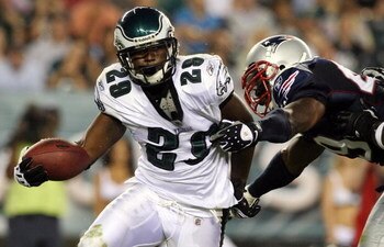 PHILADELPHIA - AUGUST 13:  LeSean McCoy #29 of the Philadelphia Eagles runs the ball against the New England Patriots on August 13, 2009 at Lincoln Financial Field in Philadelphia, Pennsylvania.  (Photo by Jim McIsaac/Getty Images)