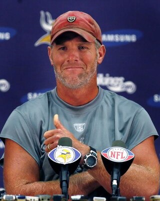EDEN PRAIRIE, MN - AUGUST 18: Brett Favre talks with the media after his first practice with the Minnesota Vikings on August 18, 2009 at Winter Park in Eden Prairie, Minnesota.  (Photo by Scott A. Schneider/Getty Images)