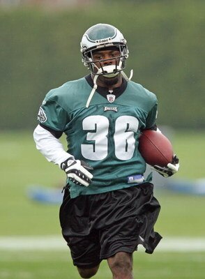 PHILADELPHIA - MAY 1: Running back Brian Westbrook #36 of the Philadelphia Eagles practices during mini camp at the NovaCare Complex on May 1, 2009 in Philadelphia, Pennsylvania.  (Photo by Hunter Martin/Getty Images)