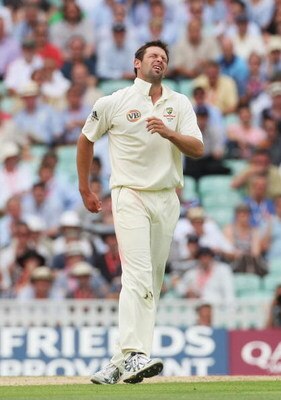 LONDON - AUGUST 20: Ben Hilfenhaus of Australia despairs during day one of the npower 5th Ashes Test Match between England and Australia at The Brit Oval on August 20, 2009 in London, England.  (Photo by Hamish Blair/Getty Images)