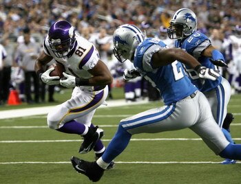 DETROIT - DECEMBER 07:  Tight end Visanthe Shiancoe #81 of the Minnesota Vikings scores a 11 yard touchdown reception past Dwight Smith #26 and Daniel Bullocks #17 of the Detroit Lions during the fourth quarter of the NFL game at Ford Field on December 7,