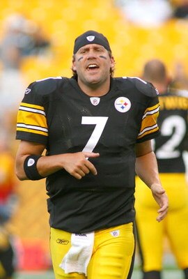 PITTSBURGH - AUGUST 13: Ben Roethlisberger #7 of the Pittsburgh Steelers yells to teammates prior to a preseason NFL game against  the Arizona Cardinals  on August 13, 2009 at Heinz Field in Pittsburgh, Pennsylvania.  (Photo by Rick Stewart/Getty Images)