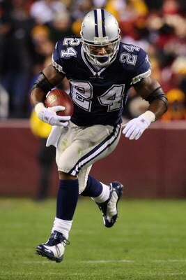 LANDOVER, MD - NOVEMBER 16:  Marion Barber #24 of the Dallas Cowboys runs the ball against the Washington Redskins during the game on November 16, 2008 at FedEx Field in Landover, Maryland.  (Photo by Jim McIsaac/Getty Images)
