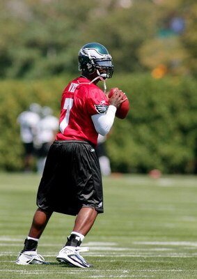 PHILADELPHIA - AUGUST 15:  Michael Vick #7 prepares to throw a pass in a workout at the NovaCare Complex on August 15, 2009 in Philadelphia, Pennsylvania.  (Photo by Len Redkoles/Getty Images)