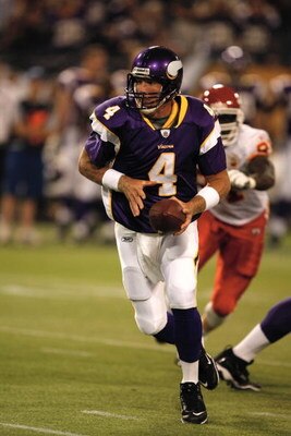 MINNEAPOLIS, MN - AUGUST 21: Quarterback Brett Favre #4 of the Minnesota Vikings runs back to hand off against the Kansas City Chiefs at Hubert H. Humphrey Metrodome on August 21, 2009 in Minneapolis, Minnesota. (Photo by Scott Boehm/Getty Images)