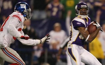 MINNEAPOLIS - DECEMBER 28:   Bernard Berrian #87 of the Minnesota Vikings makes the catch and runs it in for a touchdown as James Butler #37 of the New York Giants defends on December 28,2008 at the Hubert H. Humphrey Metrodome in Minneapolis, Minnesota. 