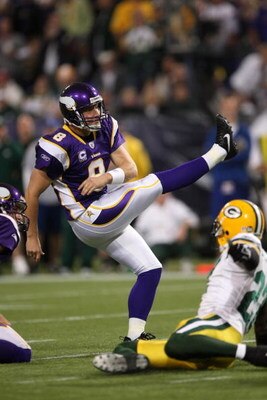 MINNEAPOLIS - NOVEMBER 09:  Kicker Ryan Longwell #8 of the Minnesota Vikings kicks against the Green Bay Packers on November 9, 2008 at the Metrodome in Mineapolis, Minnesota.  (Photo by Stephen Dunn/Getty Images)