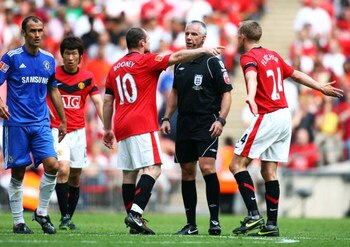 LONDON, ENGLAND - AUGUST 09:  Wayne Rooney and Darren Fletcher of Manchester United argue with referee Chris Foy following Frank Lampard's goal for Chelsea during the FA Community Shield match between Manchester United and Chelsea at Wembley Stadium on Au