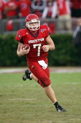 HOUSTON - NOVEMBER 17: Case Keenum #7 of the Houston Cougars runs the ball against the Marshall Thundering Herd at Robertson Stadium November 17, 2007 in Houston, Texas. Houston won 35-28. (Photo by Stephen Dunn/Getty Images) 