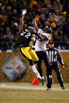 PITTSBURGH - JANUARY 18:  William Gay #22 of the Pittsburgh Steelers defends on a pass play against Derrick Mason #85 of the Baltimore Ravens during the AFC Championship game on January 18, 2009 at Heinz Field in Pittsburgh, Pennsylvania.  (Photo by Al Be