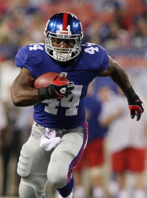 EAST RUTHERFORD, NJ - AUGUST 17:  Ahmad Bradshaw #44 of the New York Giants runs with ball enroute to a touchdown in the first quarter against the Carolina Panthers during the preseason NFL game at Giants Stadium on August 17, 2009 in East Rutherford, New
