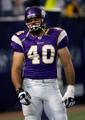 INNEAPOLIS - SEPTEMBER 24: Jim Kleinsasser #40 of the Minnesota Vikings runs on the field during the game with the Chicago Bears September on 24, 2006 at the Metrodome in Minneapolis, Minnesota. The Bears won 19-16. (Photo by Doug Pensinger/Getty Images)