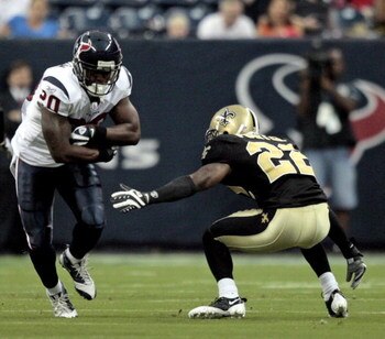 HOUSTON - AUGUST 22:  Running back Steve Slaton #20 rushes past cornerback Tracy Porter #22 of the New Orleans Saints on August 22, 2009 in Houston, Texas.  (Photo by Bob Levey/Getty Images)