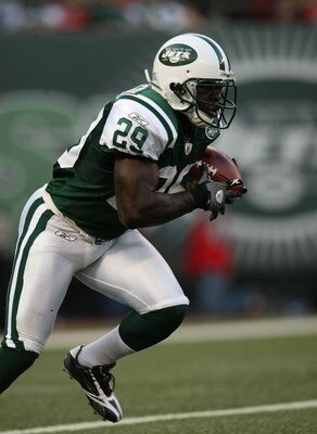 EAST RUTHERFORD, NJ - AUGUST 14:  Leon Washington #29 of the New York Jets  runs the ball against the St. Louis Rams during their preseason game at Giants Stadium on August 14, 2009  in East Rutherford, New Jersey.  (Photo by Nick Laham/Getty Images)