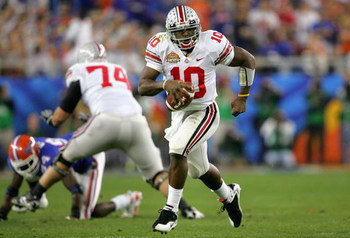 GLENDALE, AZ - JANUARY 08: Quarterback Troy Smith #10 of the Ohio State Buckeyes scrambles with the ball against the Florida Gators during the 2007 Tostitos BCS National Championship Game at the University of Phoenix Stadium on January 8, 2007 in Glendal