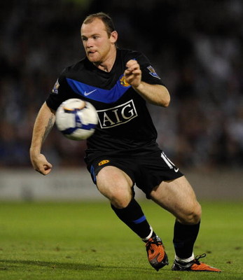 BURNLEY, ENGLAND - AUGUST 19:  Wayne Rooney of Manchester United in action during the Barclays Premier League match between burnley and Manchester United at Turf Moor on August 19, 2009 in Burnley, England.  (Photo by Laurence Griffiths/Getty Images)