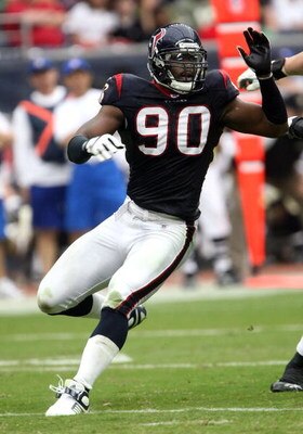 HOUSTON - NOVEMBER 18:   Defensive end Mario Williams #90 of the Houston Texans rushes against the New Orleans Saints on November 18, 2007 at Reliant Stadium in Houston, Texas. The Texans defeated the Saints 23-10.  (Photo by Stephen Dunn/Getty Images)