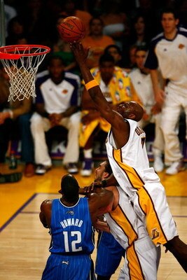 LOS ANGELES, CA - JUNE 07:  Lamar Odom #7 of the Los Angeles Lakers lays the ball up over Dwight Howard #12 of the Orlando Magic in Game Two of the 2009 NBA Finals at Staples Center on June 7, 2009 in Los Angeles, California. NOTE TO USER: User expressly 