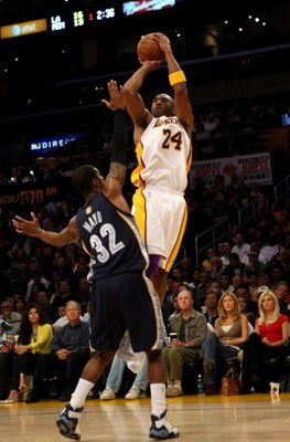 LOS ANGELES, CA - APRIL 12:  Kobe Bryant #24 of the Los Angeles Lakers shoots over O.J. Mayo #32 of the Memphis Grizzlies on April 12, 2009 at Staples Center in Los Angeles, California.   NOTE TO USER: User expressly acknowledges and agrees that, by downl
