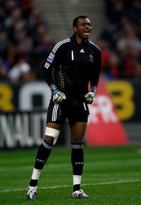 PARIS - APRIL 01:  France goalkeeper Steve Mandanda in action during the group 7 FIFA2010 World Cup Qualifier between France and Lithuania at Saint Denis, Stade de France on April 1, 2009  in Paris, France.  (Photo by Stu Forster/Getty Images)