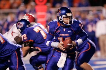 BOISE, ID - NOVEMBER 28: Kellen Moore #11 of the Boise State Broncos looks for a runner during their game against the Fresno State Bulldogs on November 28, 2008 at Bronco Stadium in Boise, Idaho.  (Photo by Otto Kitsinger III/Getty Images)