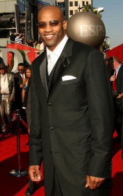 HOLLYWOOD - JULY 11:  NBA player Vince Carter arrives at the 2007 ESPY Awards at the Kodak Theatre on July 11, 2007 in Hollywood, California.  (Photo by Frederick M. Brown/Getty Images)