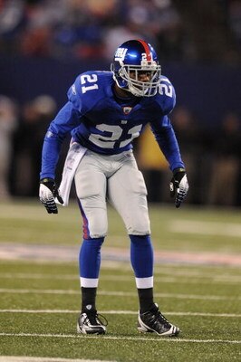 EAST RUTHERFORD, NJ - NOVEMBER 02: Kenny Phillips #21 of the New York Giants in action against the Dallas Cowboys during their game on November 2, 2008 at Giants Stadium in East Rutherford, New Jersey.  (Photo by Al Bello/Getty Images)