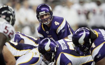 HOUSTON - AUGUST 31:  Quarterback Brett Favre #4 of the Minnesota Vikings sets at the line of scrimmage against the Houston Texans at Reliant Stadium on August 31, 2009 in Houston, Texas.  (Photo by Bob Levey/Getty Images)